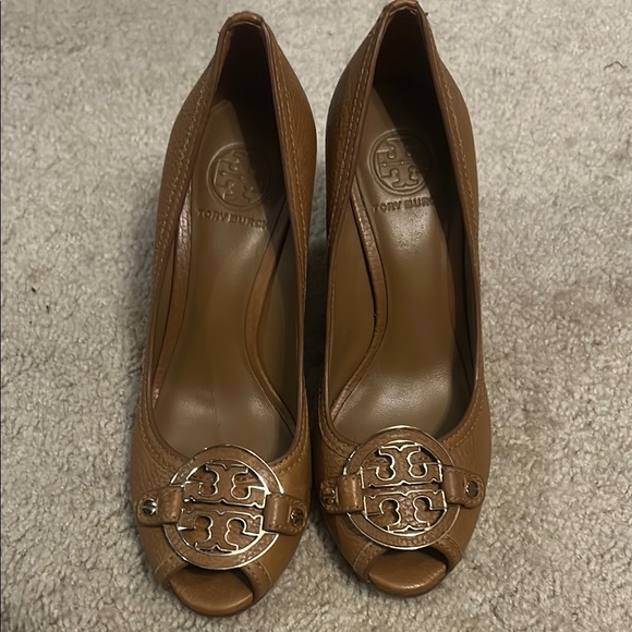 Tory Burch Brown Leather Heels with Medallion - Picture 1 of 6